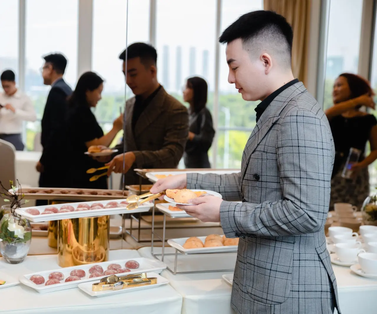 广告制作中UV打印与丝印工艺的成本及效果对比分析