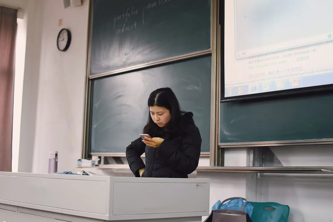 广告制作材料对比：如何为汕头企业活动选择合适的喷绘与展架