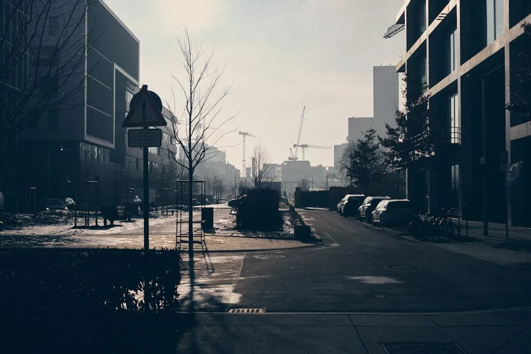 户外广告制作中常见材质性能对比与选型建议
