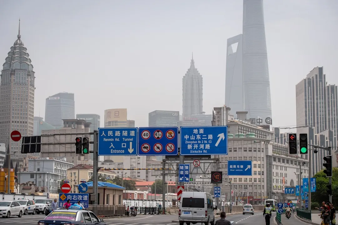 户外广告制作中喷绘与UV打印技术的工艺对比与选型建议